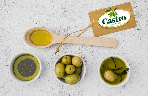 Olio extra vergine d'oliva varietà Nocellara dell'Etna, con un colore velato opalescente ed intense sfumature verdi.